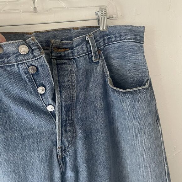 Levi's 501 Mens Size 38 X 36 Light Wash Button Fly 100 Cotton Straight Leg Jeans - Picture 2 of 10